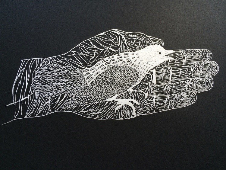 Папер арт. Птица на ладони вырезанная из бумаги