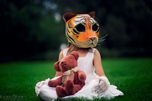 Девочка в маске тигра