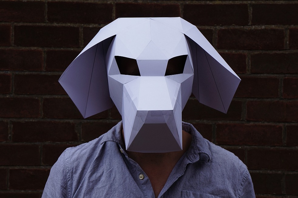 Человек в маске собаки