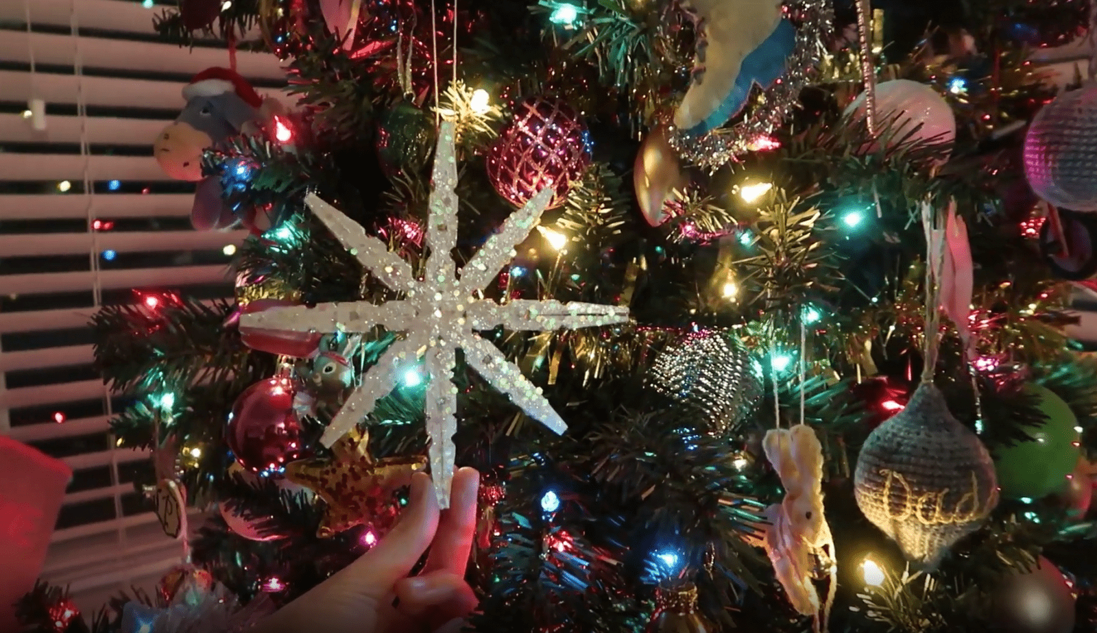 Снежинка из прищепок на новогодней елке