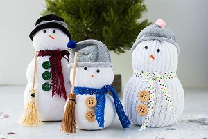 Подробнее о статье Снеговик из носка — новогодние поделки для малышей и дошкольников