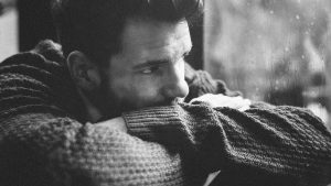 7 скрытых симптомов депрессии у мужчин (которые большинство людей не замечают)