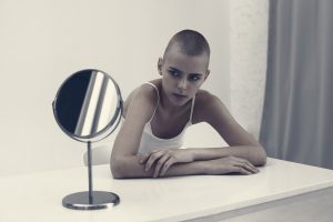 Папа заставил 16-летнюю дочь побрить голову после того, как она издевалась над девочкой, больной раком