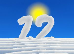 Цифра 12 из снега