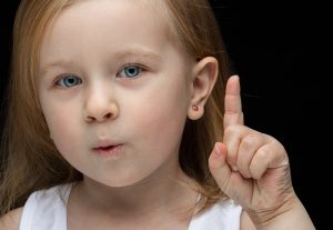 Подробнее о статье Молодая мама запрещает свекрови видеться с ребенком после того, как она без её согласия проколола ему уши