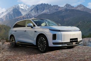 Exeed выводит на российский рынок два гибридных Exlantix: кроссовер ET и седан ES