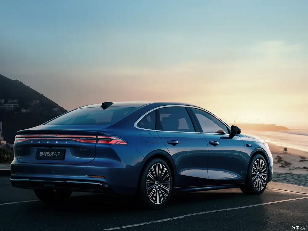 Geely Galaxy A7 EM-i сзади