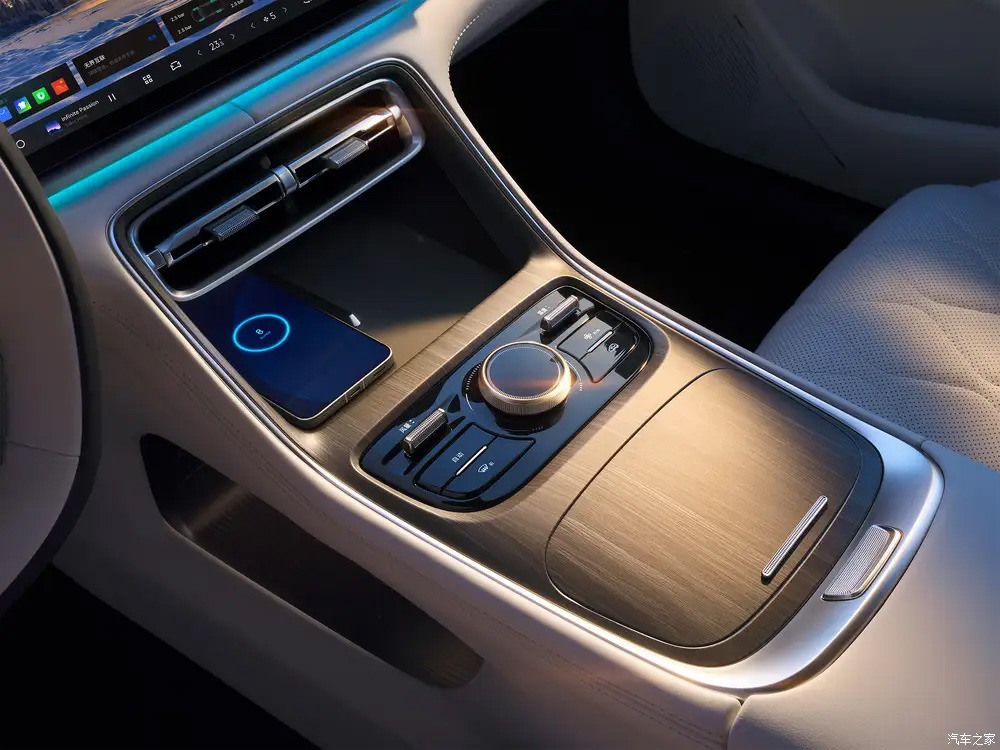 Фото правой консоли Geely Galaxy A7 EM-i